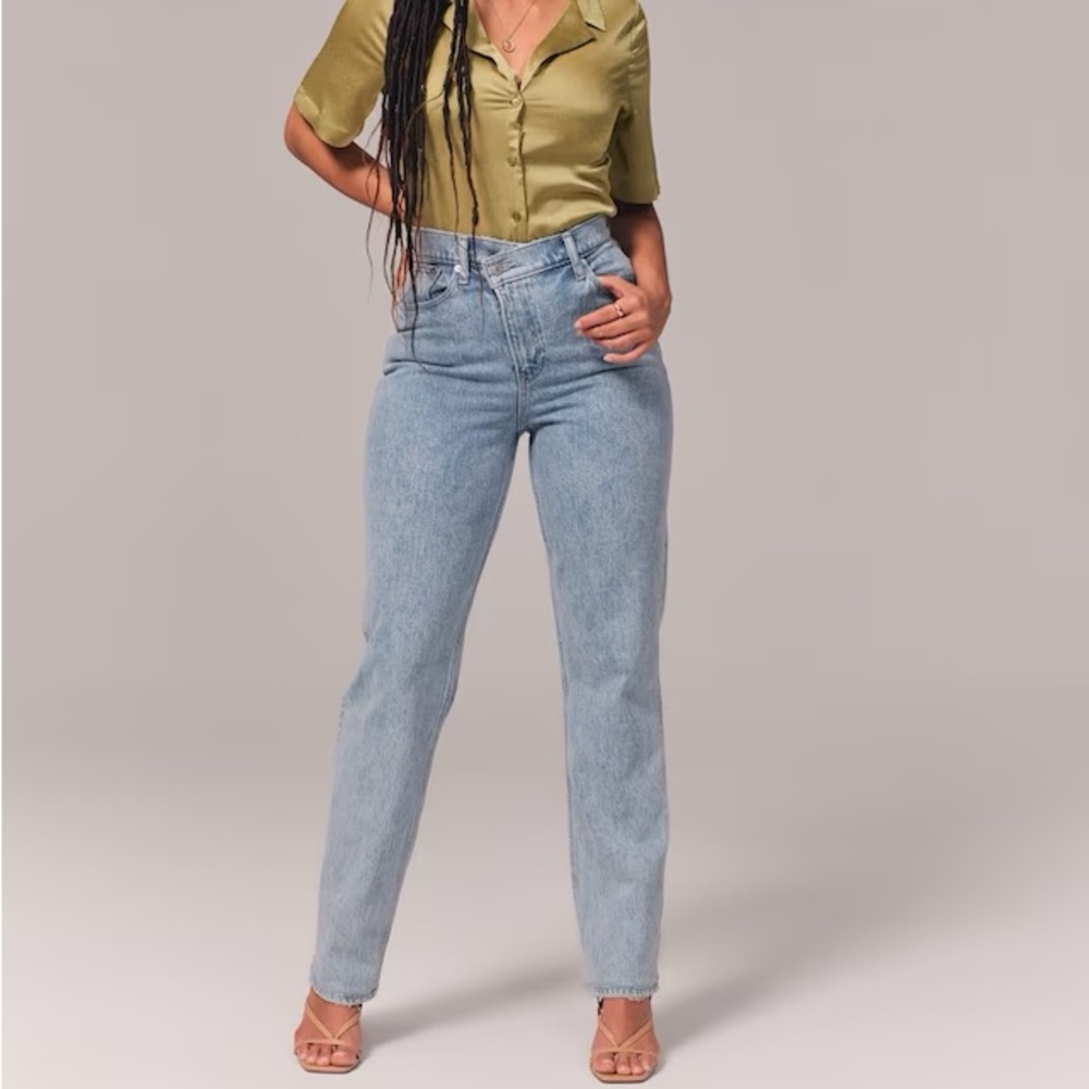 Abercrombie Curve Love Ultra High Rise 90s Straight Jeans Criss-Cross Waistband